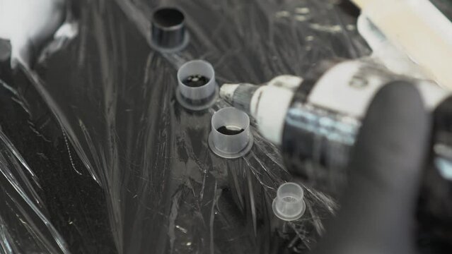 Detalle de mesa de trabajo de un tatuador poniendo tinta negra