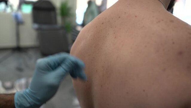 Toma detalle colocando calco de tatuaje a persona