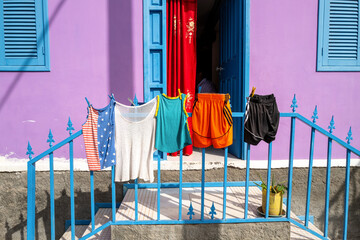 du linge sèche devant une maison dans l'ancienne capitale de l'île du Cap Vert en Afrique...