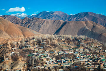 Obraz premium a small town view from the top of the mountain with a lot of residence and less vegetation