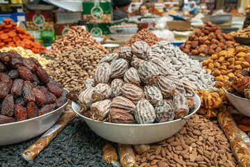 the market with a lot of dry nuts and grapes for sale