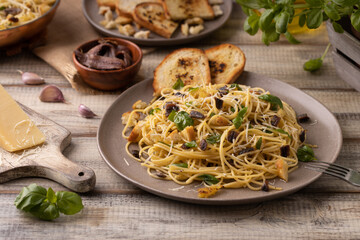 Classic spaghetti with anchovies served with croutons.