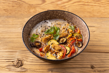 Thai soup with chicken, peppers and mushrooms. With the addition of coconut milk. Served in a classic Asian bowl.