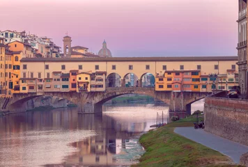 Photo sur Plexiglas Ponte Vecchio Golden bridge Ponte Vecchio in Florence at sunset.