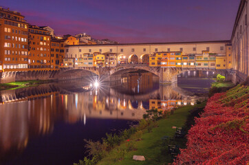 Fototapeta na wymiar Golden bridge Ponte Vecchio in Florence at sunset.
