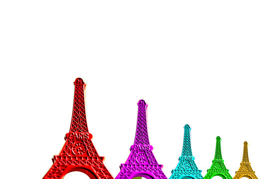 Torre Eiffel em miniatura coloridas.   