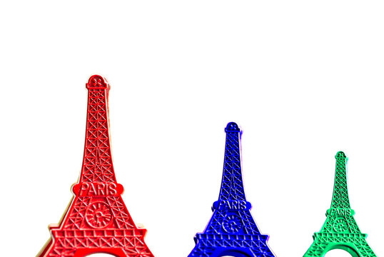 Torre Eiffel em miniatura coloridas.   