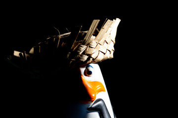 Pinguim de chapéu de palha.