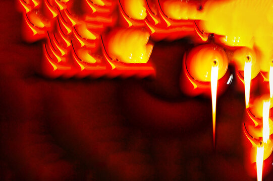 Vela acesa, parafina derretendo, fogo, fuma&ccedil;a  e muita textura.