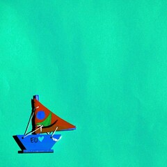 Barco de cor azul com vela em fundo de verde mar.
