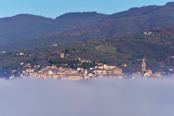 Nebbia a Castiglion Fiorentino, Toscana