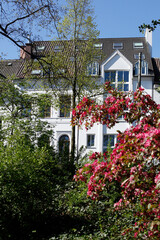 Wohngebäude im Frühling , Mehrfamilienhaus, Bremen, Deutschland