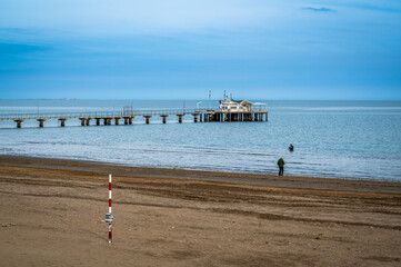 Lignano Pineta. the pier overlooking the sea and its spiral shape. - 712327620