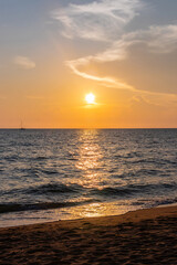 Obraz premium Beautiful sunset over the sea in Thailand.