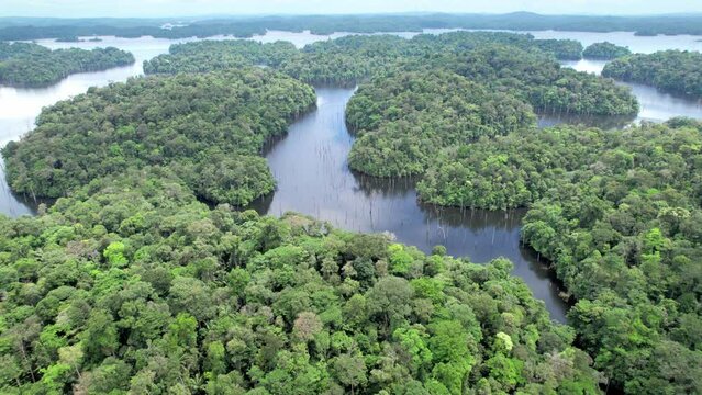 Guyane, le lac de Petit-Saut
