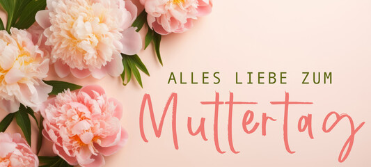 Alles Liebe zum Muttertag Feiertag Grußkarte - Papier, Rahmen mit deutschem Text und Pfingstrosen auf pink aprikot Tisch Hintergrund, Draufsicht - obrazy, fototapety, plakaty