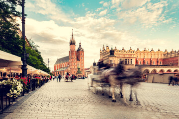 Obraz premium Horse carriage on market square old town in Cracow, Poland