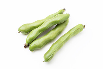 白背景にソラマメ