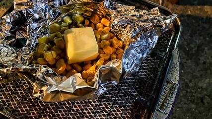 コーンバターを網で焼く