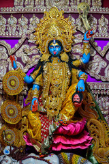 Obraz premium Idol of Goddess Maa Kali at a decorated puja pandal in West Bengal, India. Kali puja is a famous religious festival of Hinduism.