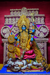 Obraz premium Idol of Goddess Maa Kali at a decorated puja pandal in Kolkata, West Bengal, India. Kali puja also known as Shyama Puja is a famous religious festival of Hinduism.