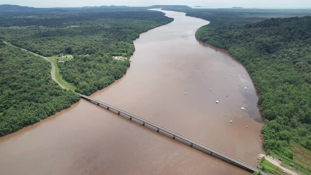 Guyane. Le pont de Roura sur le fleuve Mahury