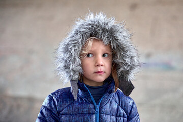 Éclats d'enfance, jeune fille de cinq ans enveloppée dans un manteau et une capuche chaude