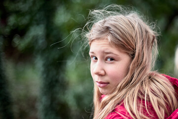 Douces brises, portrait en trois quarts profil d'une fille de 10 ans aux cheveux blonds au vent