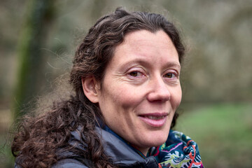Sérénité maternelle, portrait en lumière naturelle d'une maman de 40 ans à l'extérieur