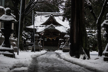 雪が積もった神社