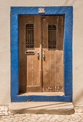 Porte traditionnelle encadrée de bleu à Peniche, Portugal