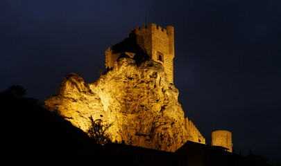 Obraz premium Frias city at night. Medieval castle and illuminated houses. In Burgos, Castilla y Leon, Spain