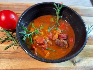 Gulasch in Tonschale