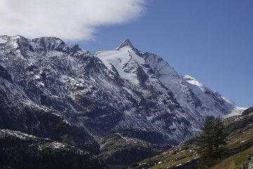 Obraz premium Blick zum Großglockner im Herbst bei Neuschnee und Sonnenschein 
