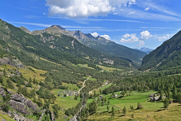 baite e pascoli nella valle verso del Parco Naturale Alpe Veglia e Alpe Devero, Valle d'Ossola -...