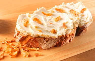  Röstzwiebel, Frischkäse, Zwiebel, Brot, rustikal,