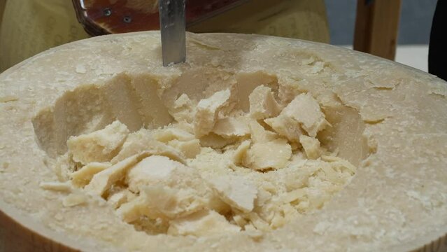 Cortando un queso en trozos peque&ntilde;os.