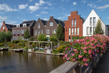 Modern houses along the canal in the new district of Vathorst in Amersfoort in the Netherlands. - obrazy, fototapety, plakaty