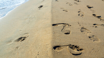 Huellas de pies descalzos en la arena del Cabo de Gata de Almeria, España