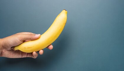mão segurando banana para cima, conceito saúde sexual - obrazy, fototapety, plakaty
