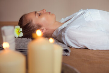 Obraz na płótnie Canvas Young woman having massage treatment in spa