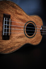 Naklejka premium Ukulele vor einem schwarzem Hintergrund