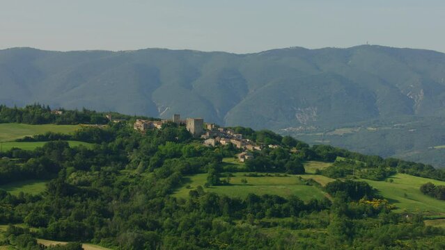 vue a&eacute;rienne drone du luberon et du village de Caseneuve