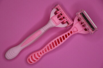 pink women's razors with five blades on a pink background