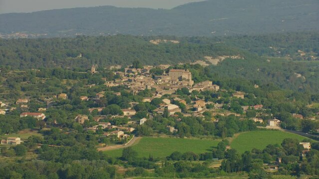 vue a&eacute;rienne drone du luberon et du village de Goult