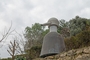 A device used for distilling liquids, retort.
