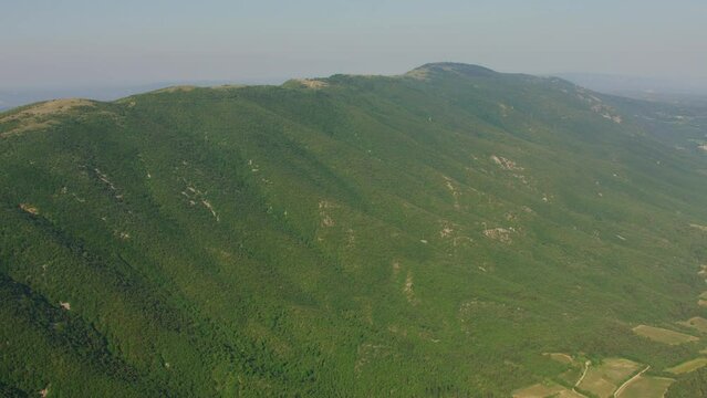 vue a&eacute;rienne drone du luberon Mourre N&egrave;gre