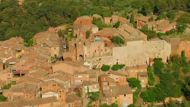 vue a&eacute;rienne drone du luberon et du village de Roussillon