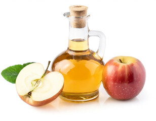 Apfelessig isoliert auf wei&szlig;en Hintergrund, Freisteller