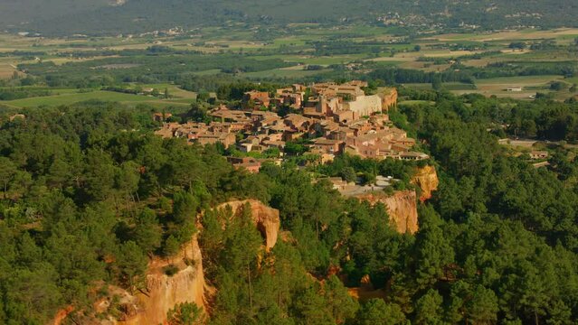 vue a&eacute;rienne drone du luberon et du village de Roussillon